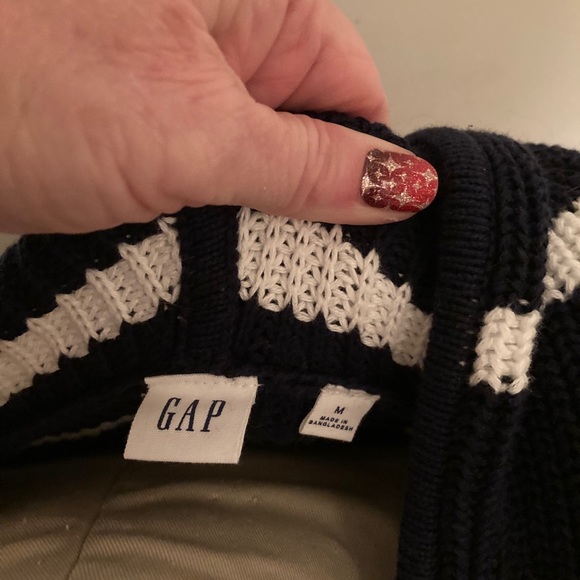 NWOT Gap Sweater - Picture 3 of 4